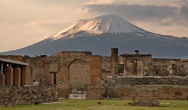 Развалины Помпеи на фоне Везувия