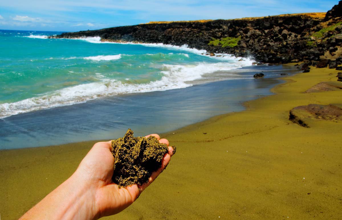 Зеленый песчаный пляж Папаколеа, Гавайи.