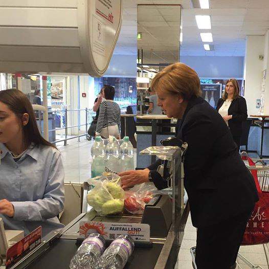 Ангела меркель в магазине