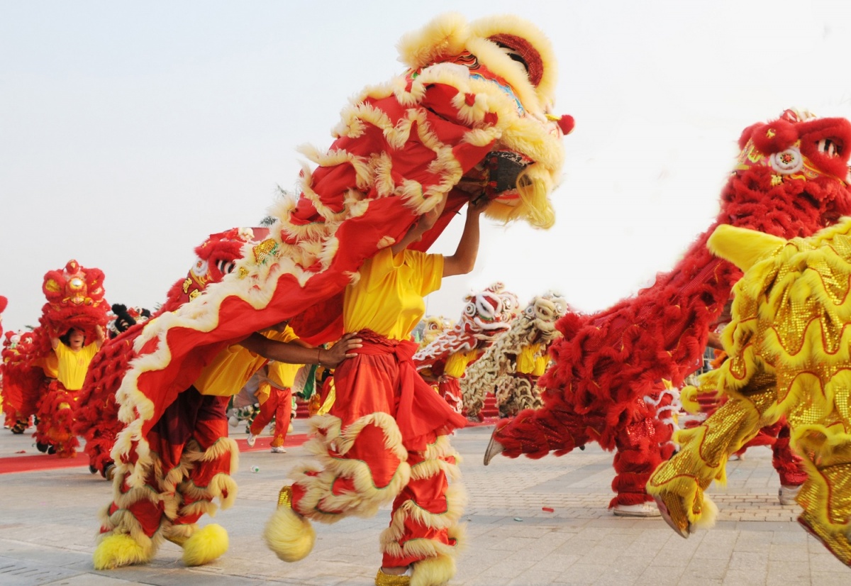 На карнавалах в Азии люди переодеваются в кросочных драконов