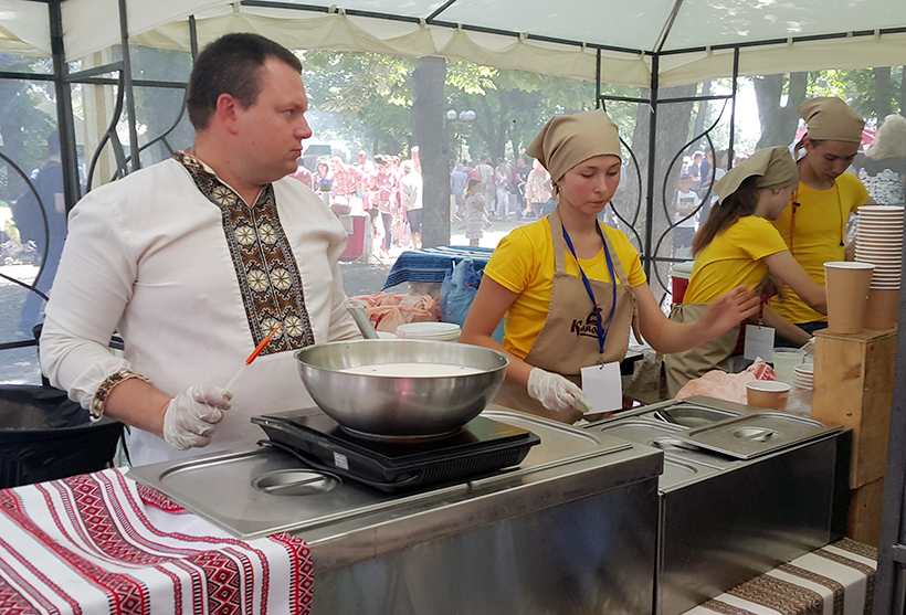 Еда на фестивале галушки в Полтаве