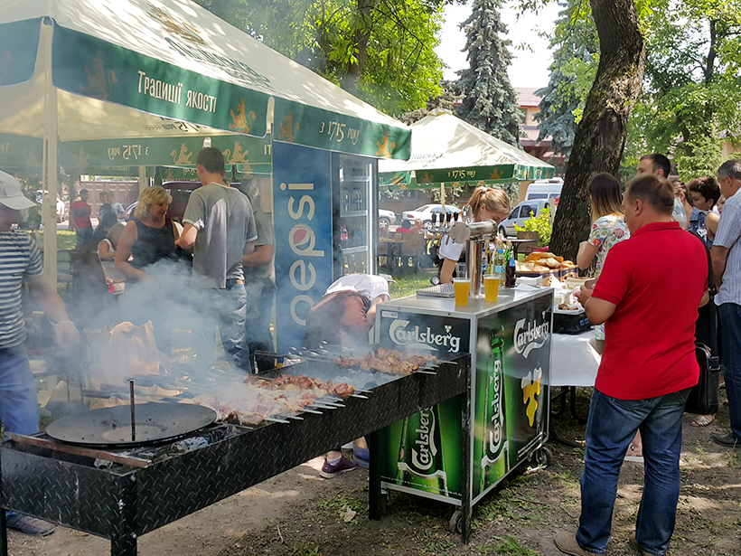 Еда на фестивале галушки в Полтаве