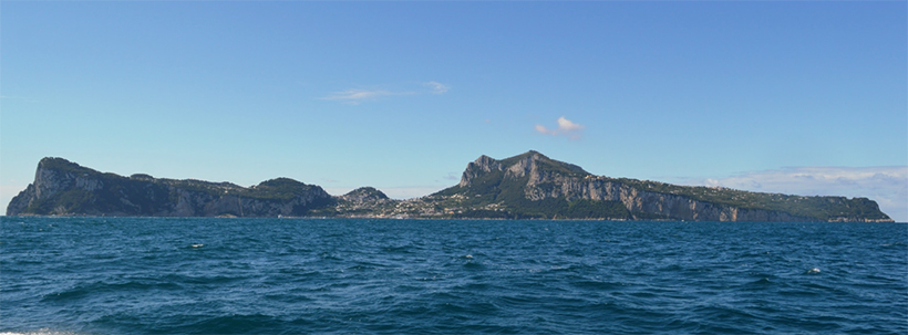Остров Капри со стороны Неаполитанского побережья