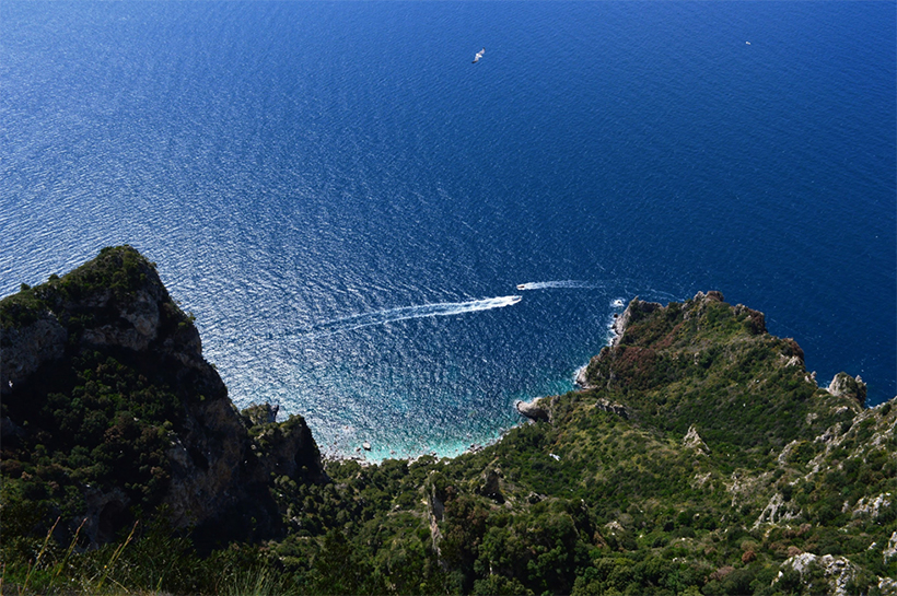 Вид с Монте Соларо на бухту, где находится Зеленый Грот