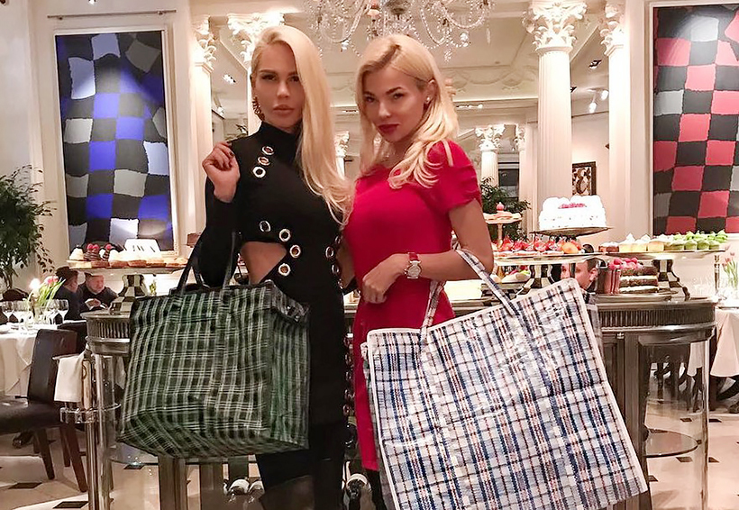 Девушки с сумками в ресторане