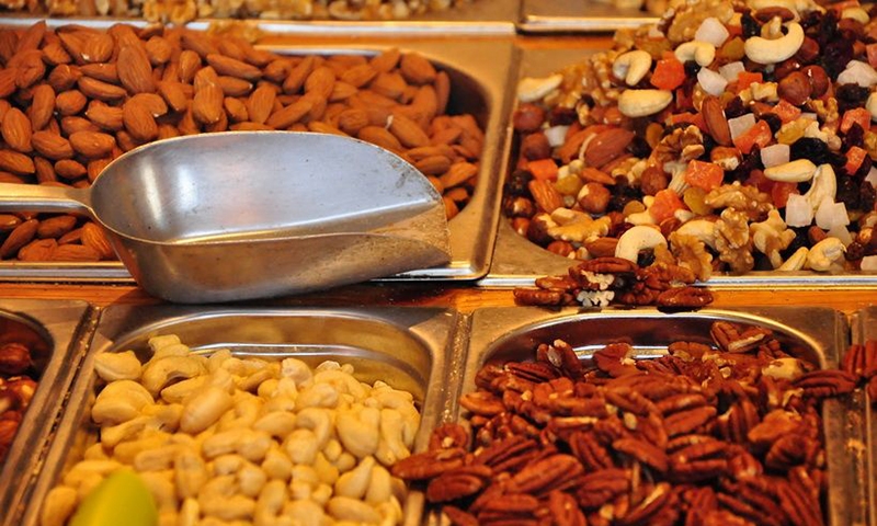 Орехи на рынке в Израиле