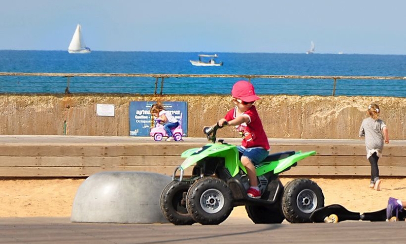 Дети играют в порту Тель-Авива