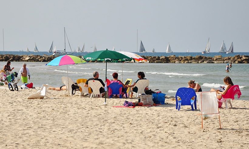 Люди на пляже в Тель-Авиве