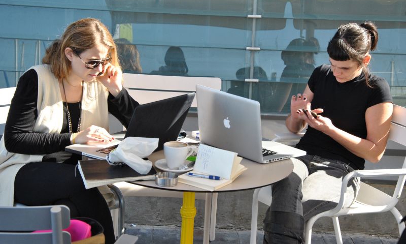 Девушки работают в кафе, Тель-Авив