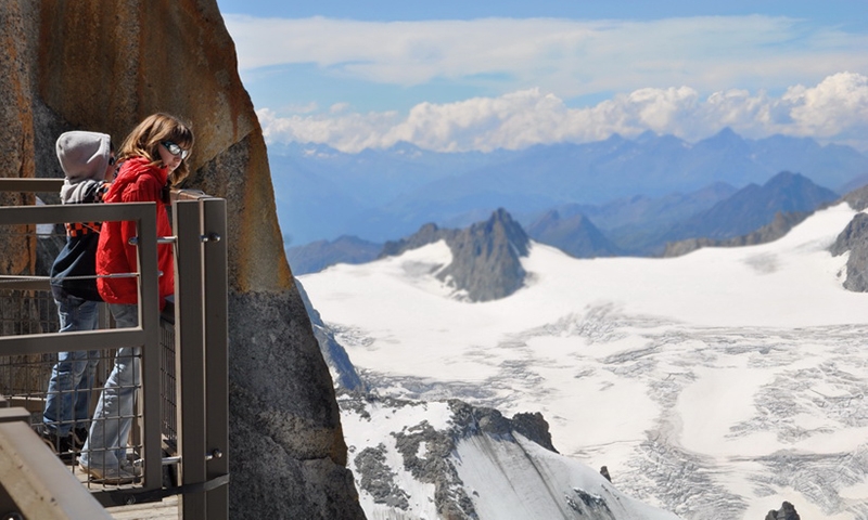 Люди на вершине Эгюйи-дю-Миди