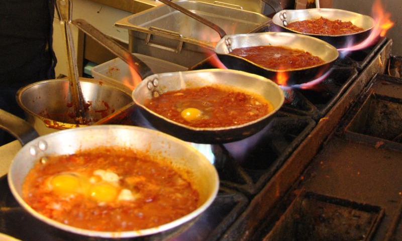 На ресторанной кухне готовится шакшука