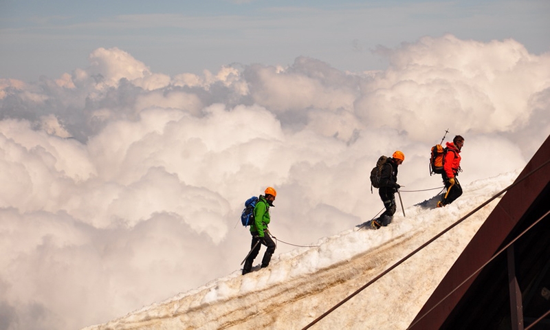 Альпинисты на горе Эгюйи-дю-Миди