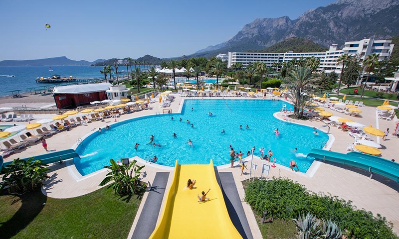 Бассейн в Mirage Park Resort