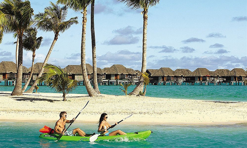 Туристы на Бора-Бора