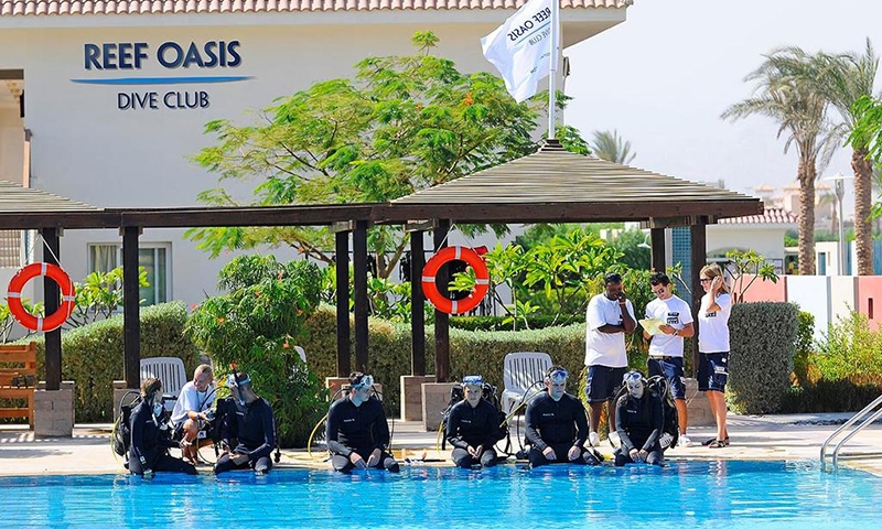 Урок дайвинга в Reef Oasis Blue Bay Resort