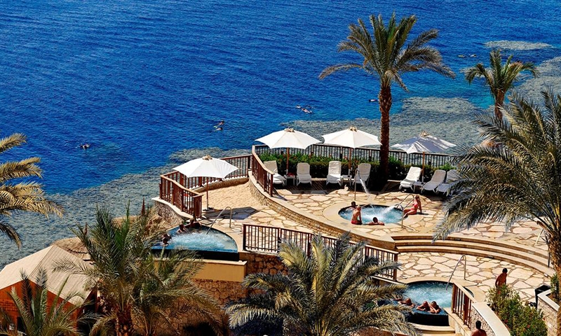 Территория отеля Reef Oasis Blue Bay Resort