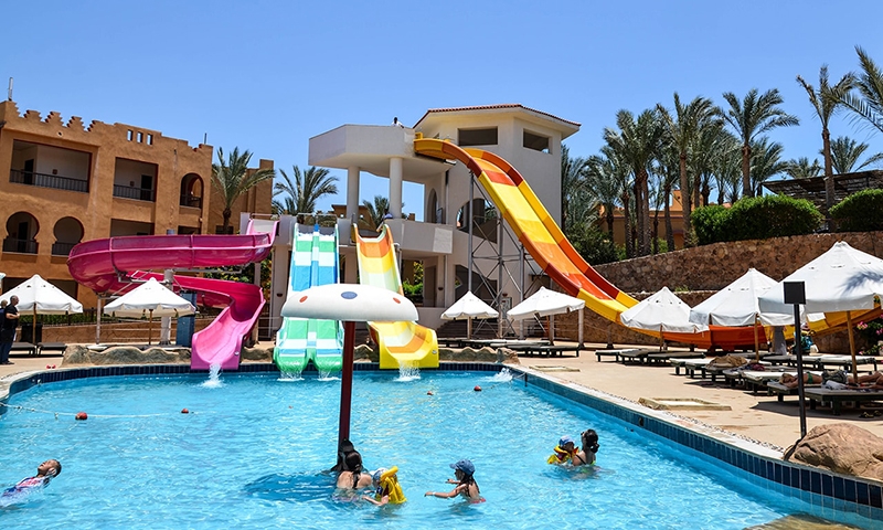 Водные горки в отеле Rehana Royal Beach Resort & Spa