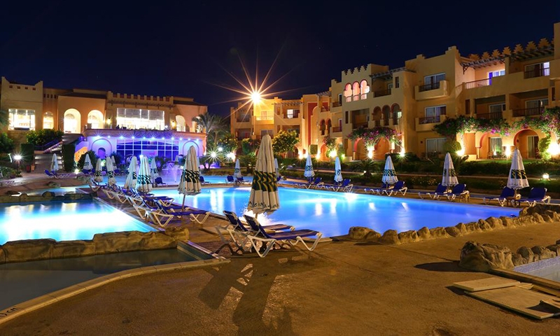 Бассейн в Rehana Royal Beach Resort & Spa