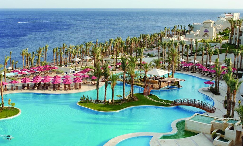 Бассейн в отеле Grand Rotana Resort & Spa