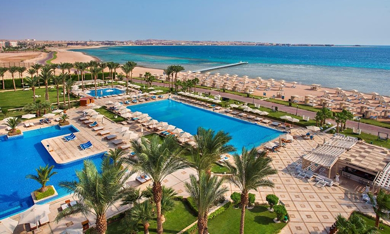 Бассейн и пляж в отеле Premier Le Reve Hotel & Spa