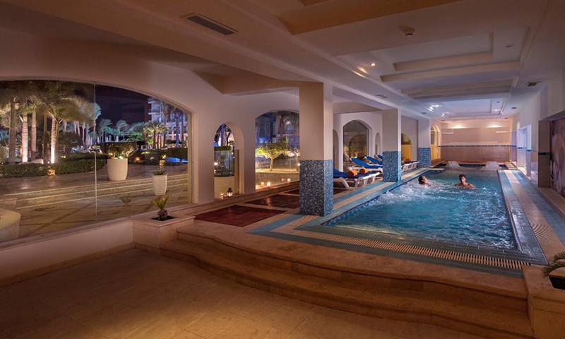 Крытый бассейн в отеле Premier Le Reve Hotel & Spa