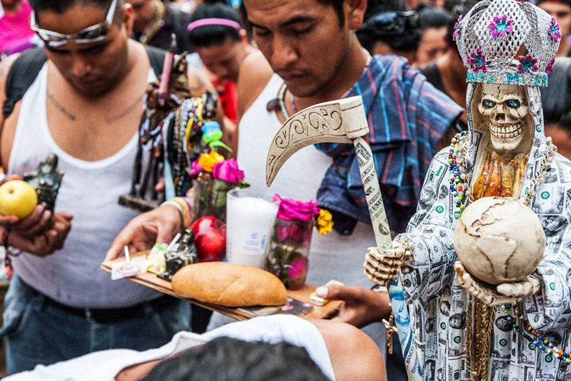Мексиканцы несут угощения своим родственникам на кладбище