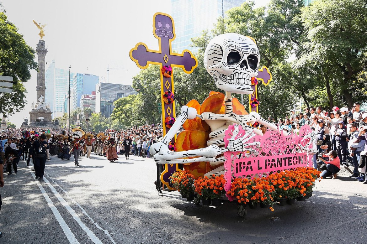 Карнавал в Мехико в День Мертвых