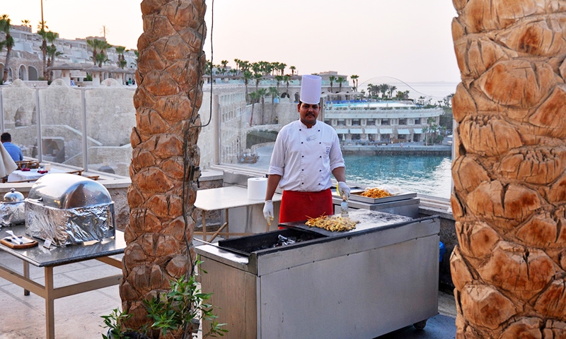 Повар в ресторане отеля Albatros Citadel Sahl Hasheesh Resort