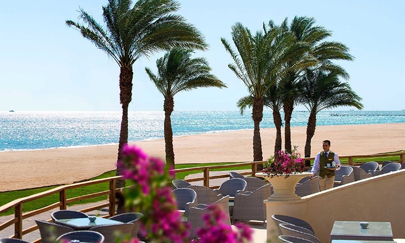 Официант в ресторане отеля Baron Palace Sahl Hasheesh