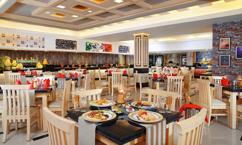 Обед в ресторане отеля Dana Beach Resort