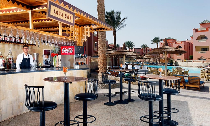 Бар у бассейна Pickalbatros Sea World