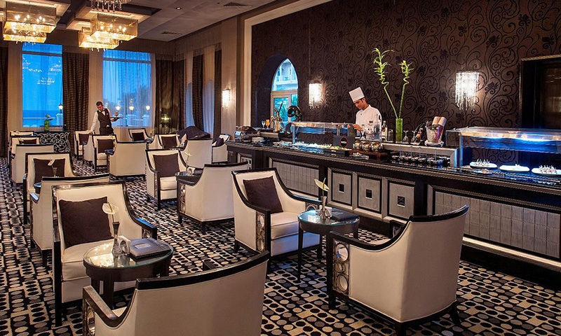 Повар в ресторане отеля Premier Le Reve Hotel & Spa