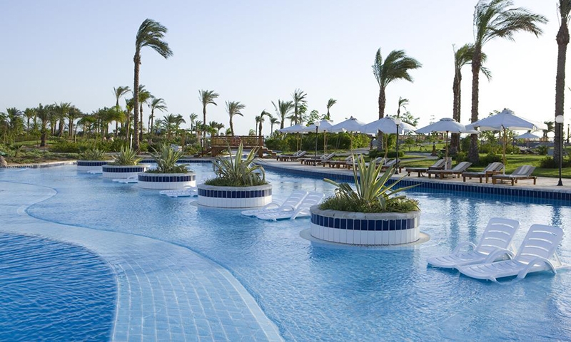 Отдых у бассейна Steigenberger Al Dau Beach