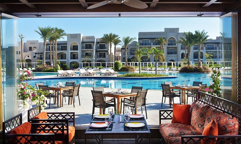 Ресторан у бассейна в отеле Steigenberger Alcazar