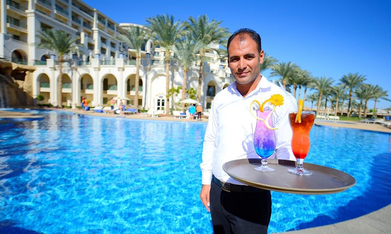 Официант в Stella Di Mare Beach Hotel & Spa