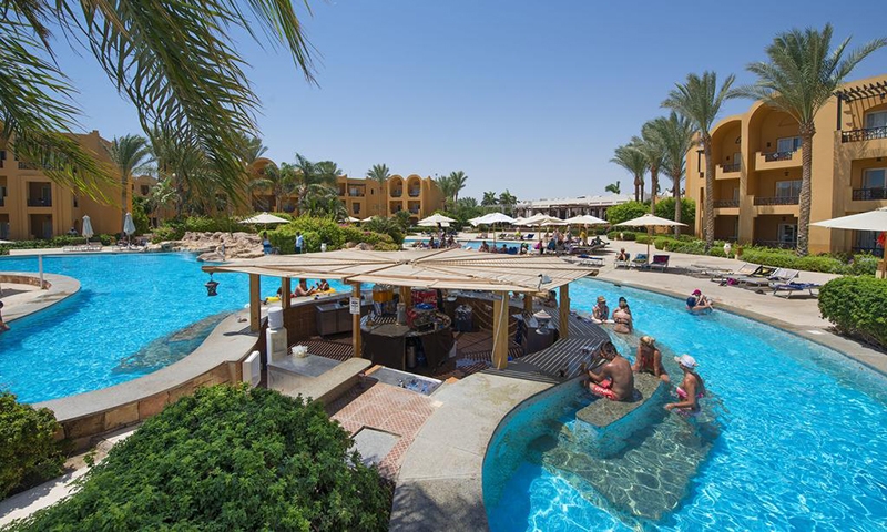 Бар у бассейна в Stella Di Mare Beach Resort & Spa Makadi Bay