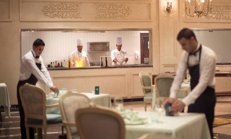 Повара и официанты в ресторане отеля Sunrise Grand Select Arabian Beach Resort