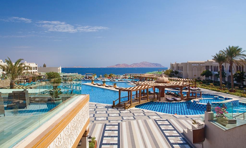 Бассейн в отеле Sunrise Grand Select Arabian Beach Resort
