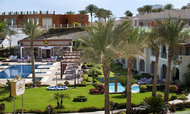 Территория отеля Sunrise Grand Select Arabian Beach Resort