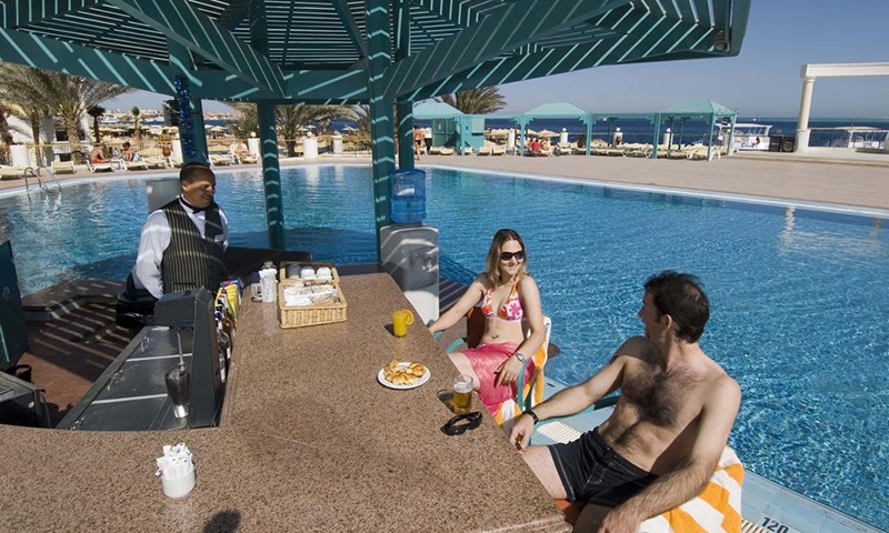 Бар у бассейна в Sunrise Holidays Resort