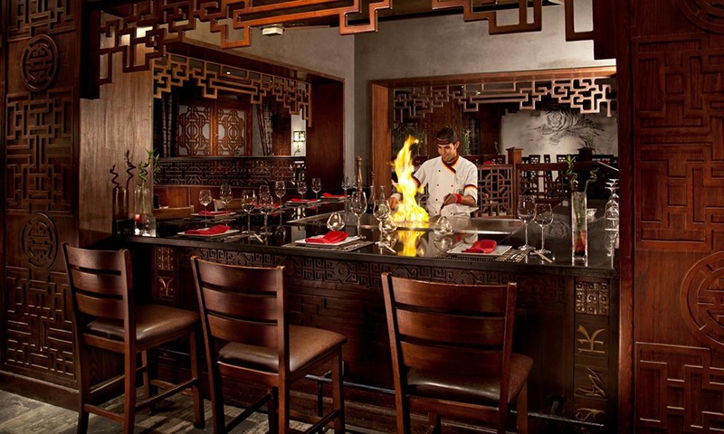 Повар готовит в ресторане отеля Sunrise Royal Makadi Aqua Resort