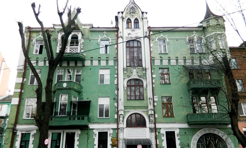 Зеленый дом с кошками, совой и головой черта