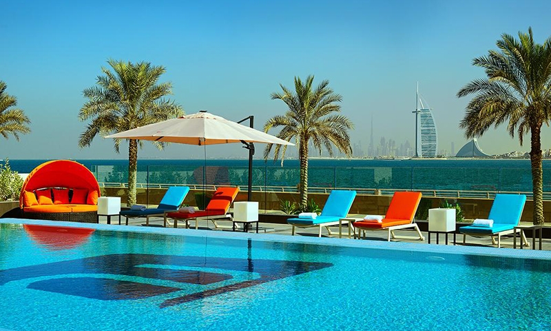 Бассейн в отеле Aloft Palm Jumeirah