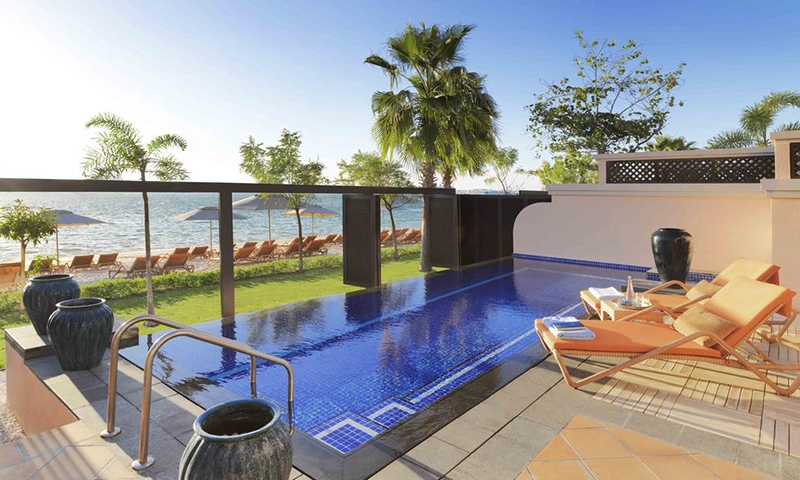 Вид на пляж из номера отеля Anantara The Palm Dubai Resort