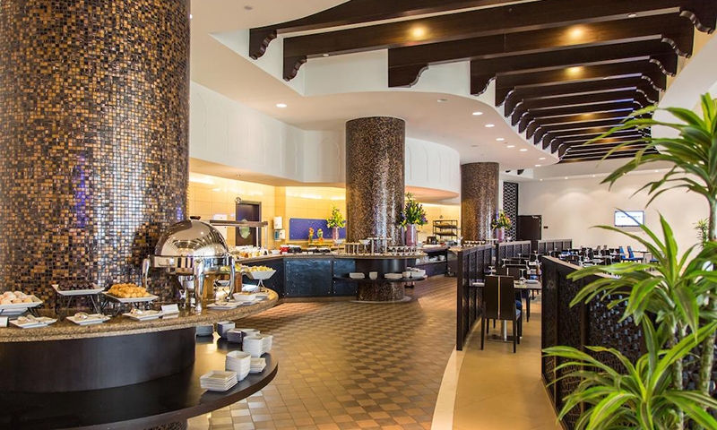 Завтрак в ресторане Bahi Ajman Palace Hotel