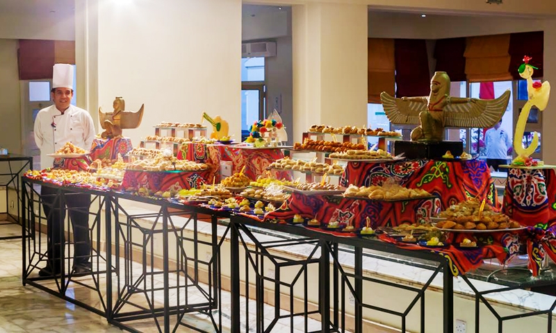 Шведский стол в отеле Coral Beach Tiran