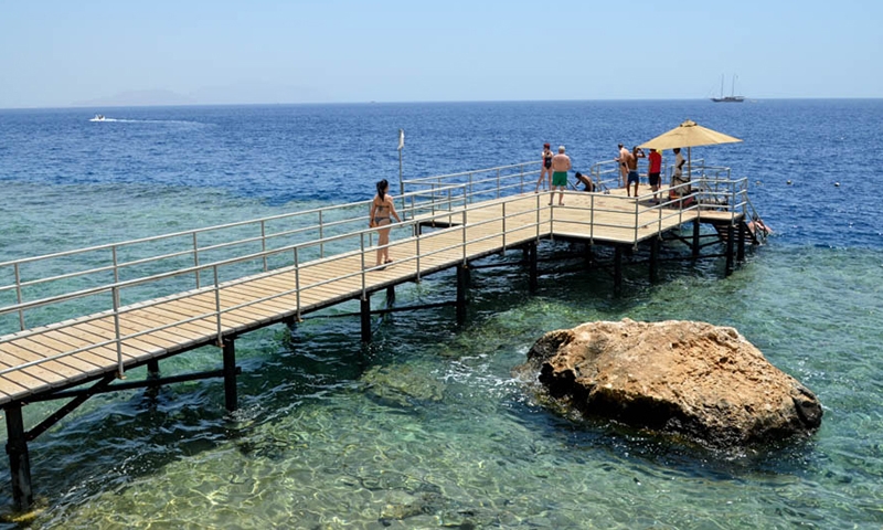 Пирс на пляже отеля Coral Beach Tiran