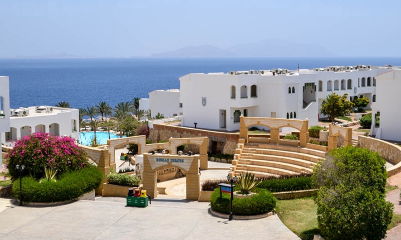 Территория отеля Coral Beach Tiran