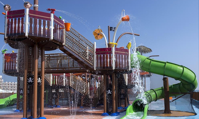 Водные горки для детей в отеле Doubletree by Hilton Resort & SPA Marjan Island