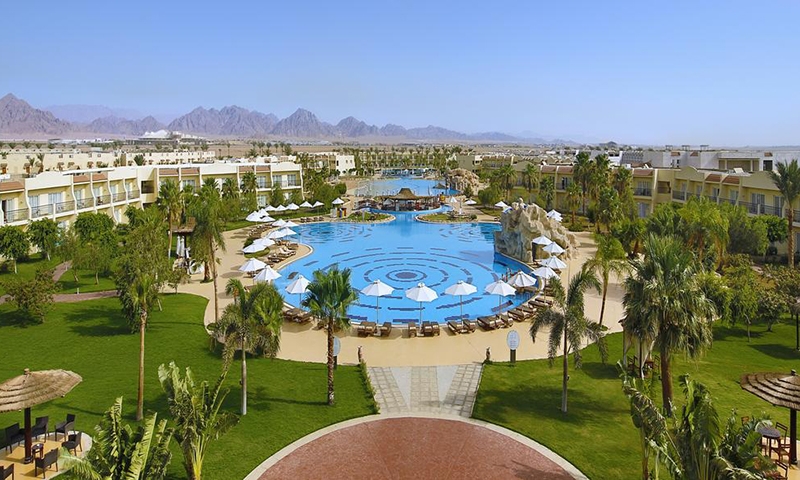 Территория отеля Hilton Sharks Bay